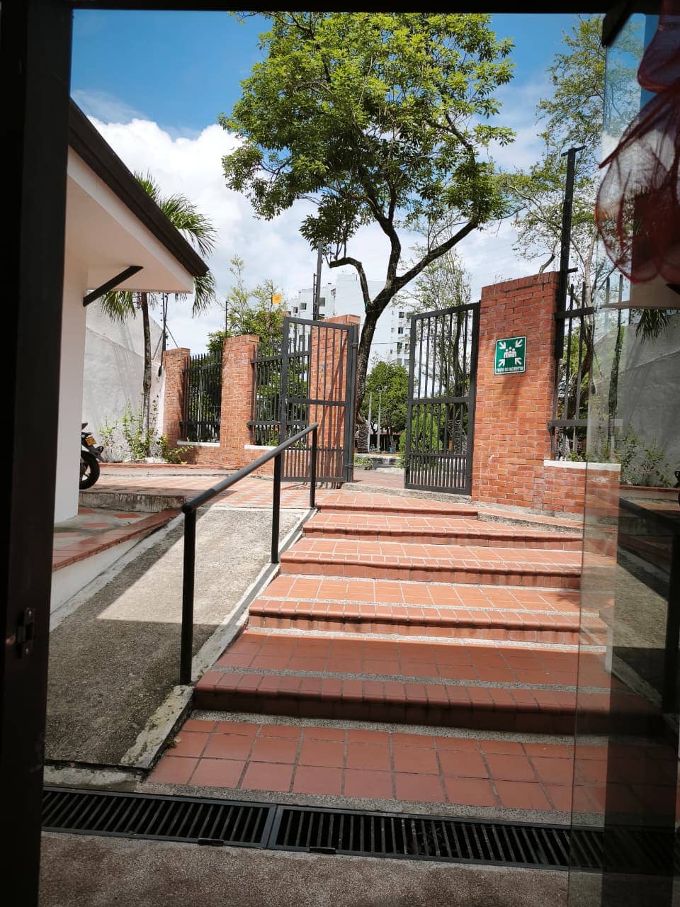 SE ARRIENDA INMUEBLE PARA INTITUCIONES EDUACTIVAS EN EL CENTRO DE LA CUIDAD. - Image 2