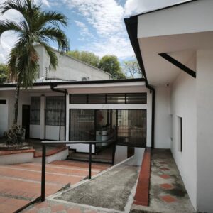 SE ARRIENDA INMUEBLE PARA INTITUCIONES EDUACTIVAS EN EL CENTRO DE LA CUIDAD.