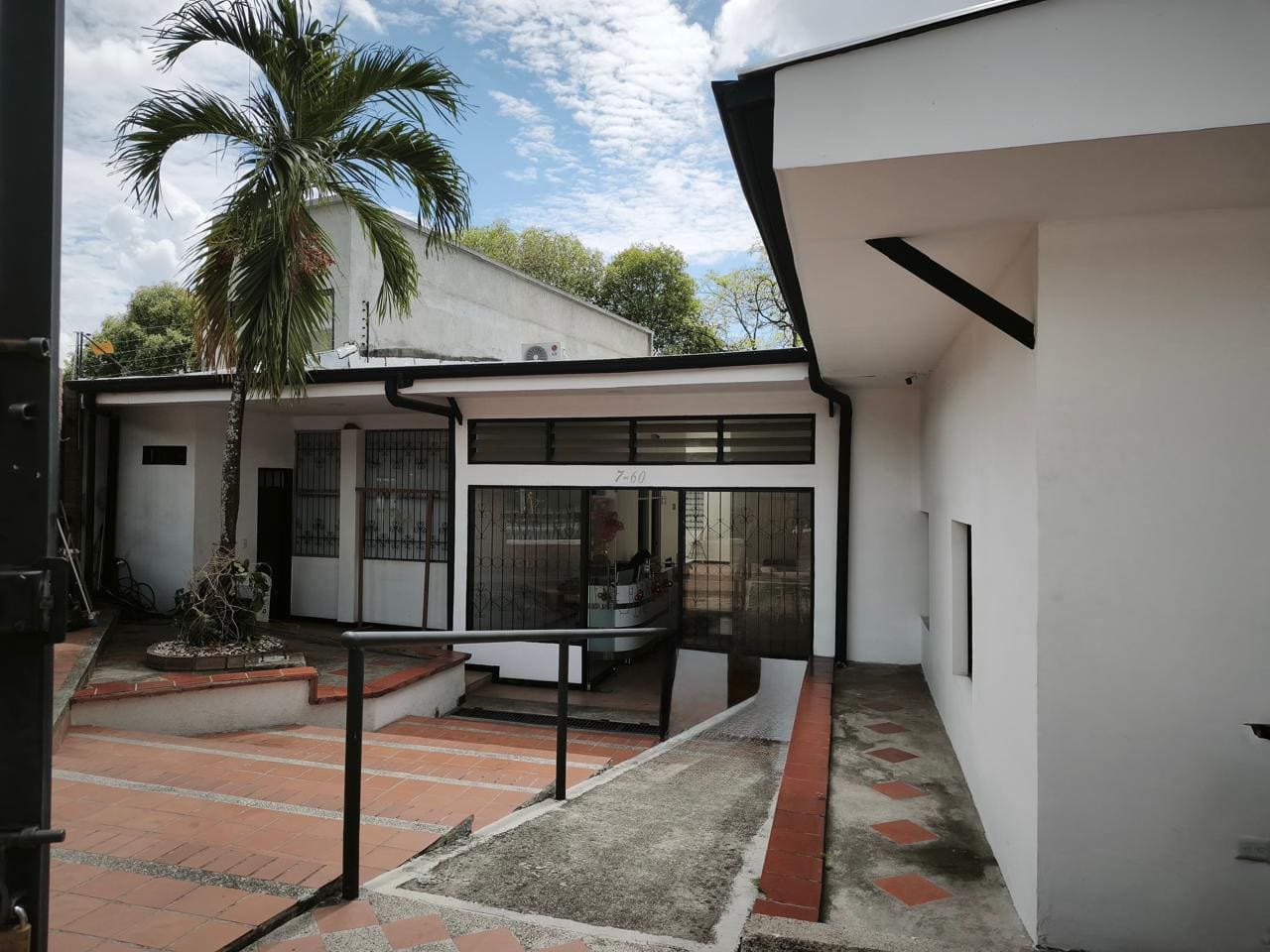 SE ARRIENDA INMUEBLE PARA INTITUCIONES EDUACTIVAS EN EL CENTRO DE LA CUIDAD.